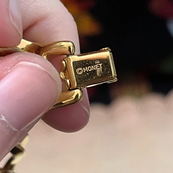 VTG Monet Signed Matching Pair of Gold Tone Metal Chainlink Costume Bracelets - Picture 3 of 4